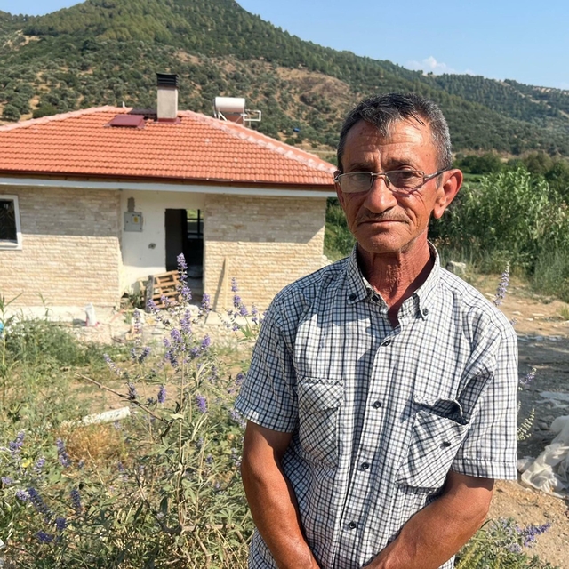 İzmir'deki yangında evini kaybetmişti; afet konutlarındaki yeni evi için gü...