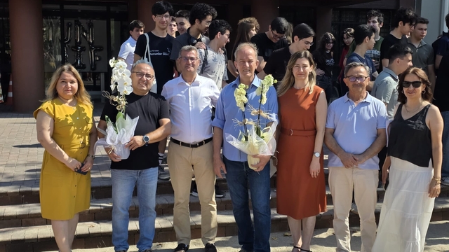 İzmir'de 34 yıllık öğretmene duygusal veda