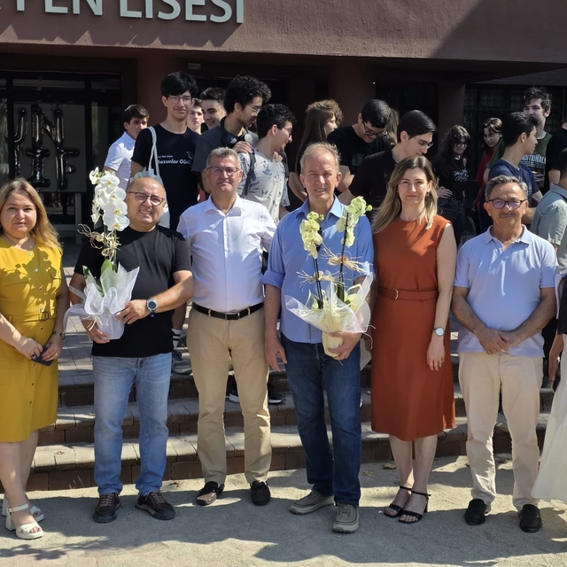 İzmir'de 34 yıllık öğretmene duygusal veda