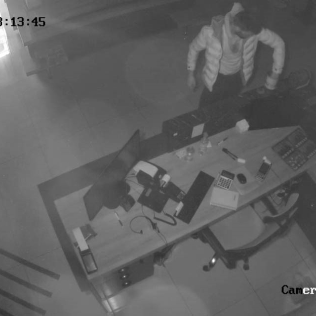 Karaman'da pes dedirten hırsızlık: Camı kırarak içeri giren hırsız DMD hast...