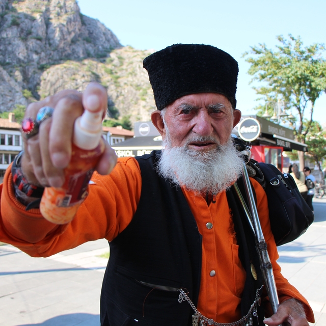 Kalpaklı asırlık çınar Amasya'nın son esansçısı