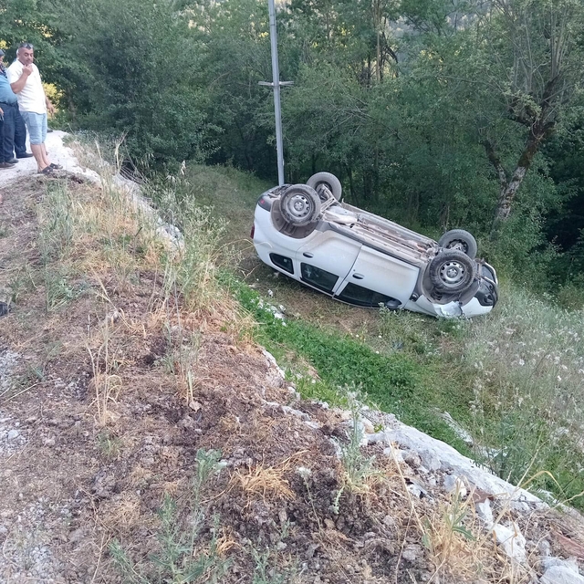 Kastamonu'da otomobil tarlaya yuvarlandı: 3 yaralı