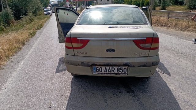 İki otomobil kafa kafaya çarpıştı: 2 yaralı
