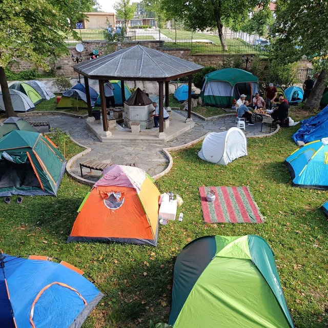 Edirne'de otellerde yer bulamayan güreşseverler, çadırlarda konaklıyor