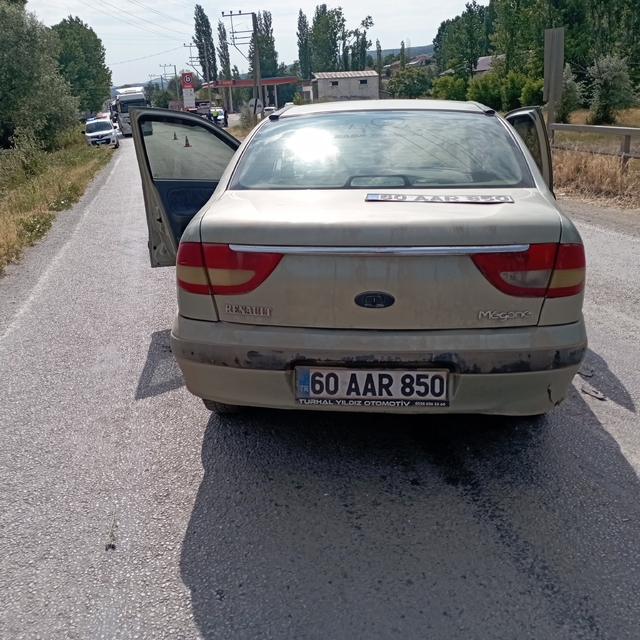 İki otomobil kafa kafaya çarpıştı: 2 yaralı