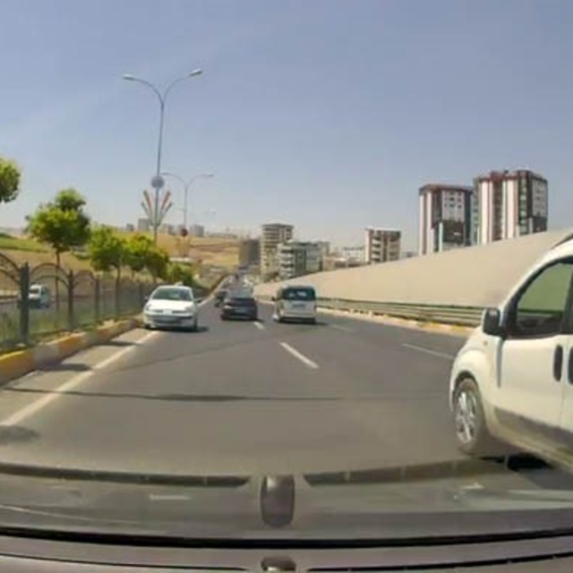 Şanlıurfa'da ters yönde ilerleyen sürücü kamerada