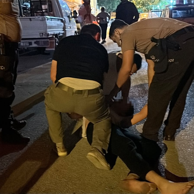 Devriyede kavgaya denk gelen polis, taşkınlık çıkartan 2 genci gözaltına al...