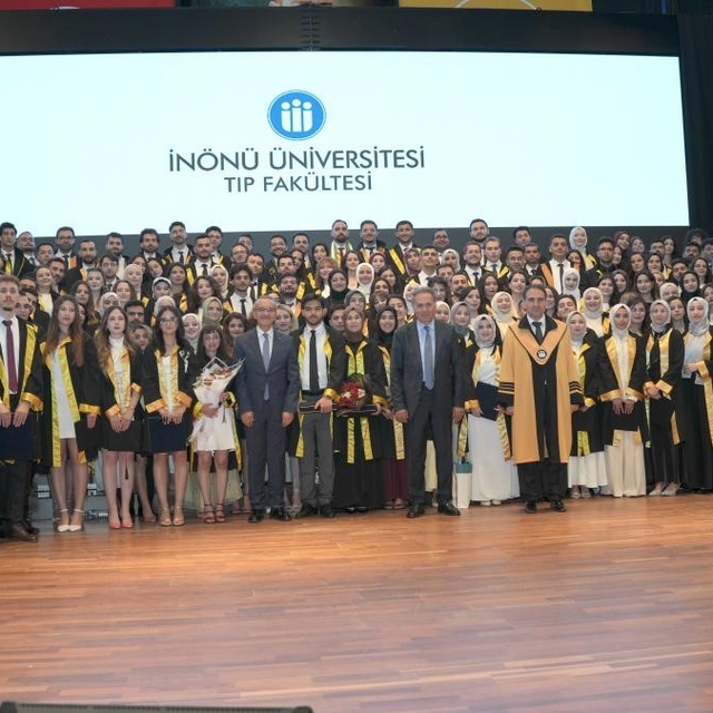 İnönü Üniversitesi Tıp Fakültesi'nde mezuniyet coşkusu