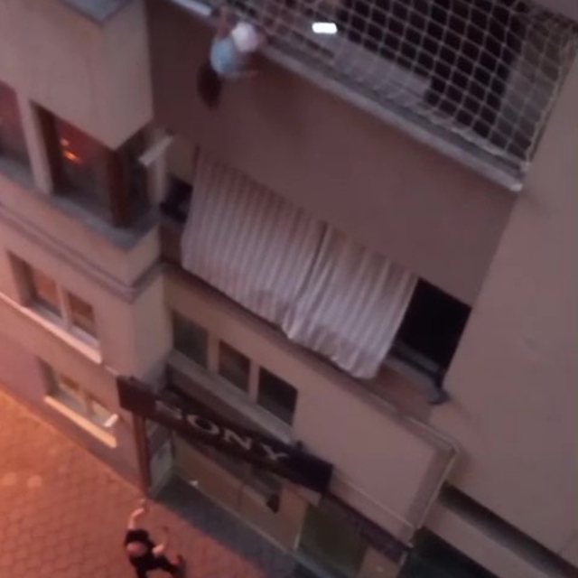 Balkon filesinde asılı kalan çocuğunu düşmesin diye dakikalarca tuttu
Deniz...
