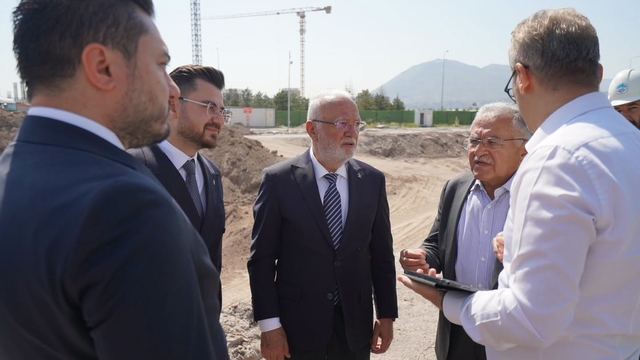 Büyükkılıç ve Elitaş, Kartal Katlı Kavşağı'ndaki çalışmaları yerinde inceledi