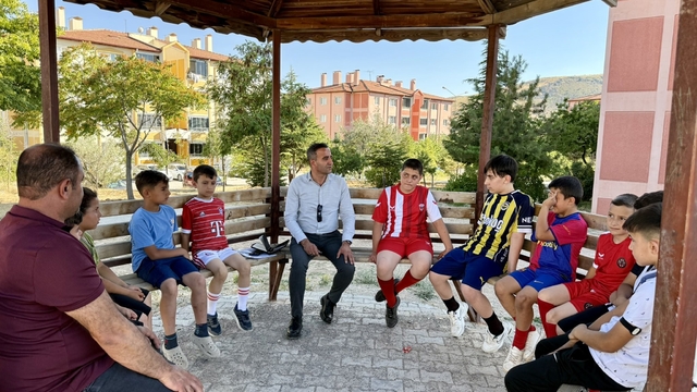 Başkan Ulutaş'tan engelli vatandaşa akülü araç desteği, çocuklara ziyaret