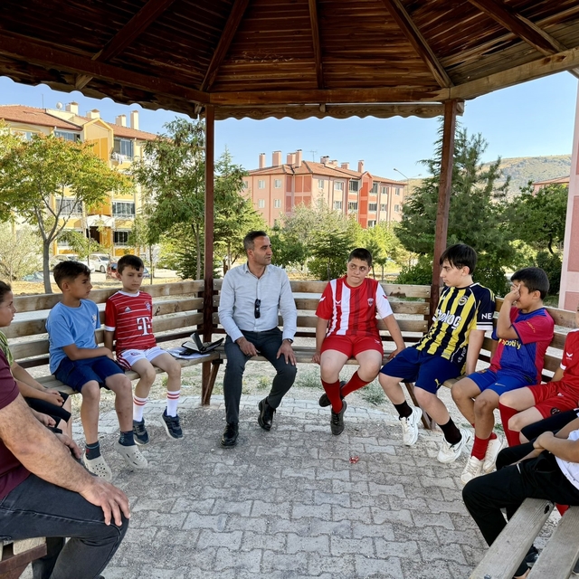 Başkan Ulutaş'tan engelli vatandaşa akülü araç desteği, çocuklara ziyaret