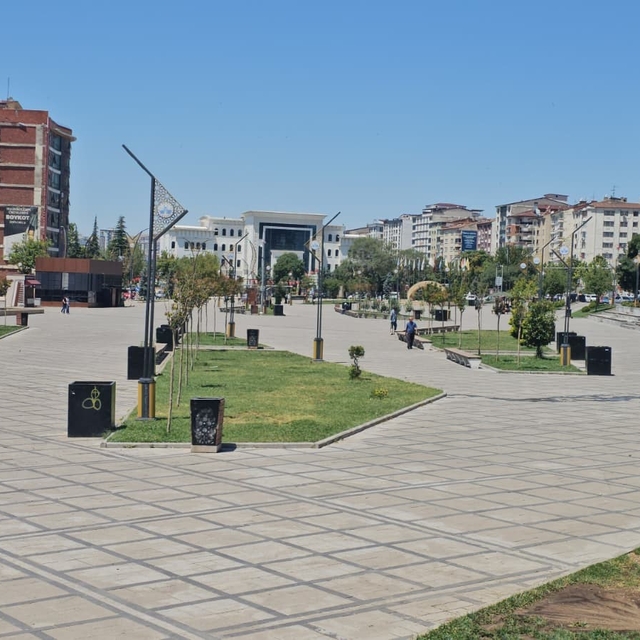 Elazığ'da kavurucu sıcaklardan dolayı cadde ve sokaklar boş kaldı