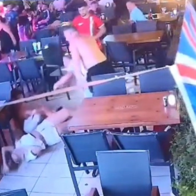 Yabancı uyruklu turistten ailesine şiddet
Güvenlik kamerası kaydetti, eşini...