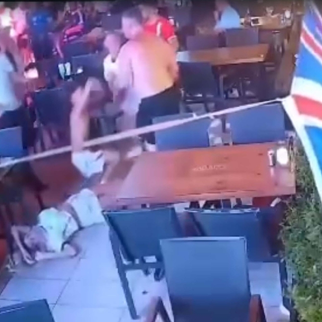 Marmaris'te restoranda İngiliz çiftin kavgası kamerada
