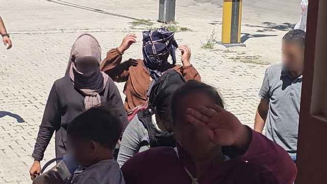 Elazığ'da dilenci şebekesine operasyon: Kameralara el salladılar