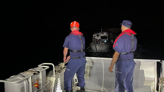 Çeşme'de sürüklenen teknedeki 3 kişi Sahil Güvenlik ekiplerince kurtarıldı