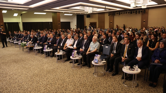 Bir yıllık turizm geliri 65 milyar dolara ulaştı
Sivas'ın turizmdeki yol haritası belirlendiği toplantıda konuşan Kültür ve Turizm Bakan Yardımcısı Nadir Alpaslan, geçtiğimiz yıldan itibaren turizm gelirinin 65 milyar doların üzerine çıktığını belirtti
