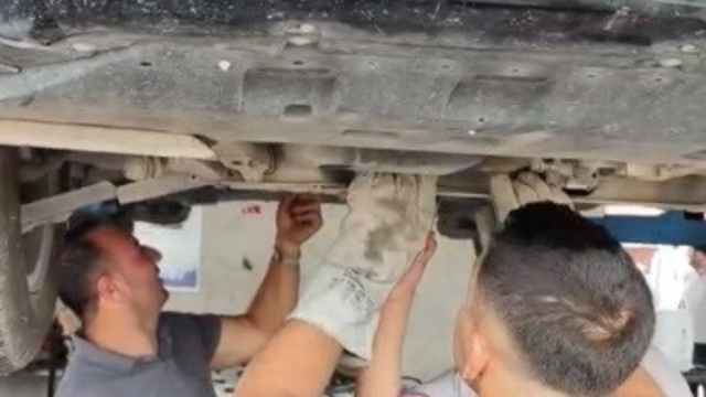 Osmaniye'de otomobilin motoruna sıkışan yavru kedi kurtarıldı