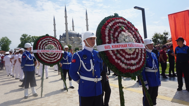Edirne'de Kırkpınar'ın ağa karşılama geleneği bozulmadı
Edirne'de 665'inci Tarihi Kırkpınar Yağlı Güreşleri Festivali ağa karşılama töreniyle başladı