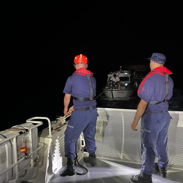 Çeşme'de sürüklenen teknedeki 3 kişi Sahil Güvenlik ekiplerince kurtarıldı