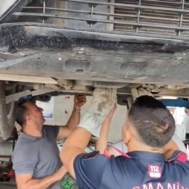 Osmaniye'de otomobilin motoruna sıkışan yavru kedi kurtarıldı