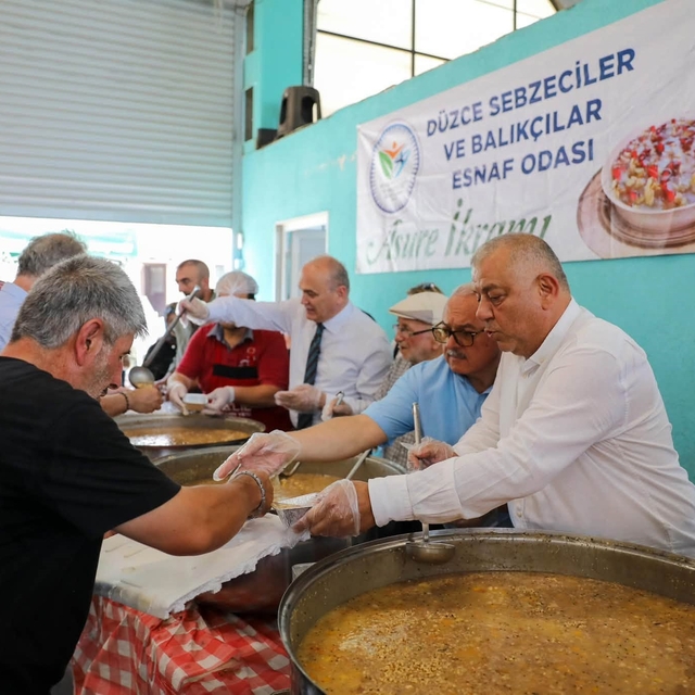 Pazar yerinde aşure ikramı gönülleri buluşturdu