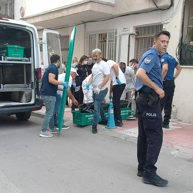 Manisa'da kötü koku gelen evde, kardeşinin cesediyle 2 gün yaşamış