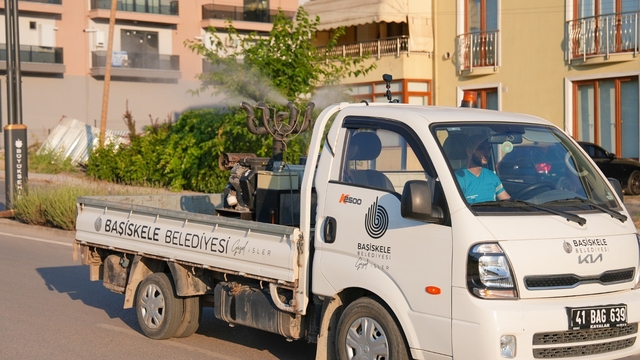 Başiskele'de sinek ve haşerelere karşı ilaçlama çalışmaları sürüyor