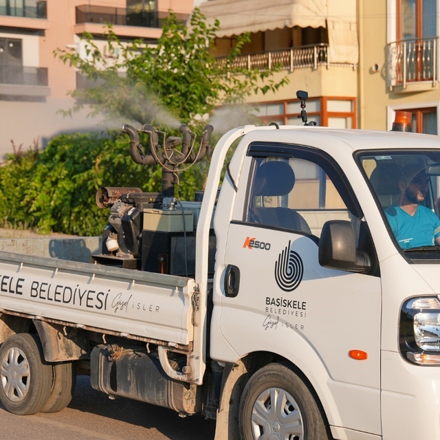 Başiskele'de sinek ve haşerelere karşı ilaçlama çalışmaları sürüyor
