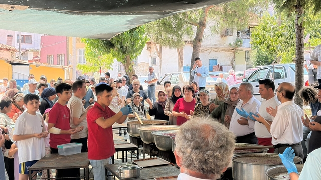 Güroluk Mahallesi'nde 34 yıllık aşure geleneği yaşatılıyor