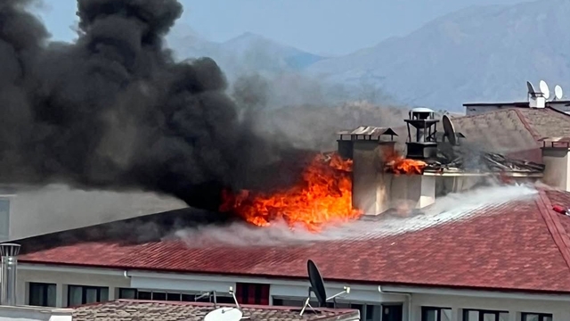 Elazığ'da 7 katlı binada baca yangını