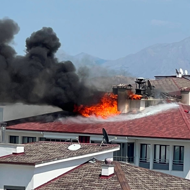 Elazığ'da 7 katlı binada baca yangını