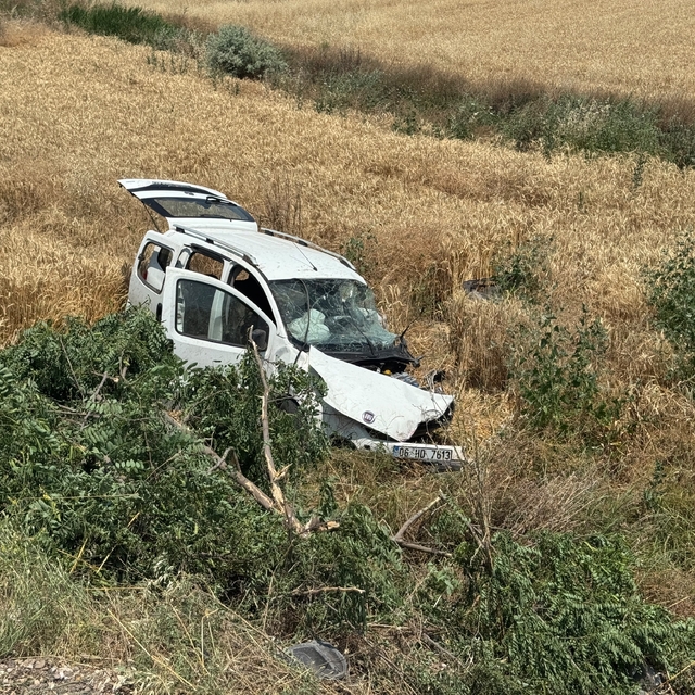 Çankırı'da hafif ticari araç ve otomobil çarpıştı: 3 ölü, 4 yaralı