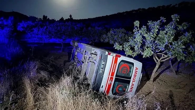 Siirt'te sağlıkçılar devrilen ambulansta kazayı yara atmadan atlattı