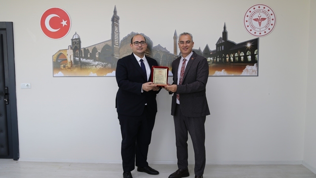 Diyarbakır Sağlık Müdürü Emre Asiltürk'ten Dicle İlçe Sağlık Müdürü Uzm. Dr. Fırat Köse'ye plaket