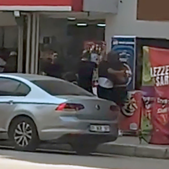 İş yeri sahibi ile kavga edip tüfekle ateş açtı