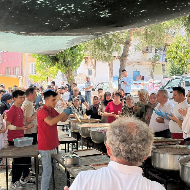 Güroluk Mahallesi'nde 34 yıllık aşure geleneği yaşatılıyor