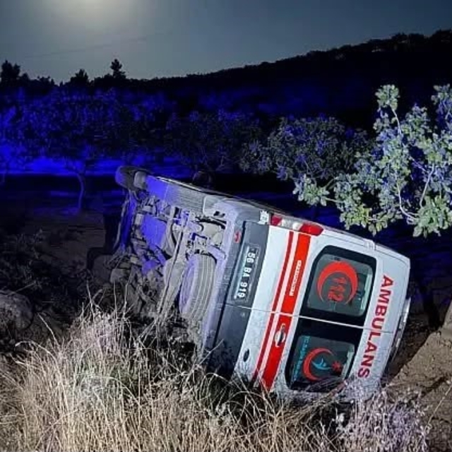 Siirt'te sağlıkçılar devrilen ambulansta kazayı yara atmadan atlattı