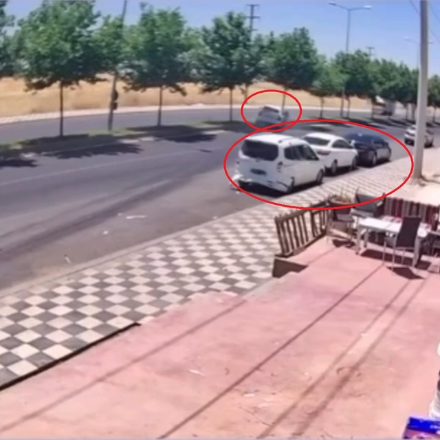 Otomobilin park halindeki hafif ticari araca çarptığı kaza kamerada