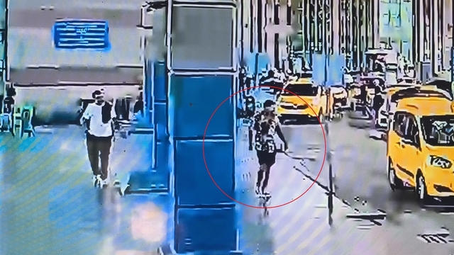 Otogarın dışındaki çuvala gizlediği bıçağı alıp 2 güvenlik görevlisini yaraladı
Güvenlik görevlileri ile şahıs arasında yaşanan kovalamaca güvenlik kamerasına yansıdı