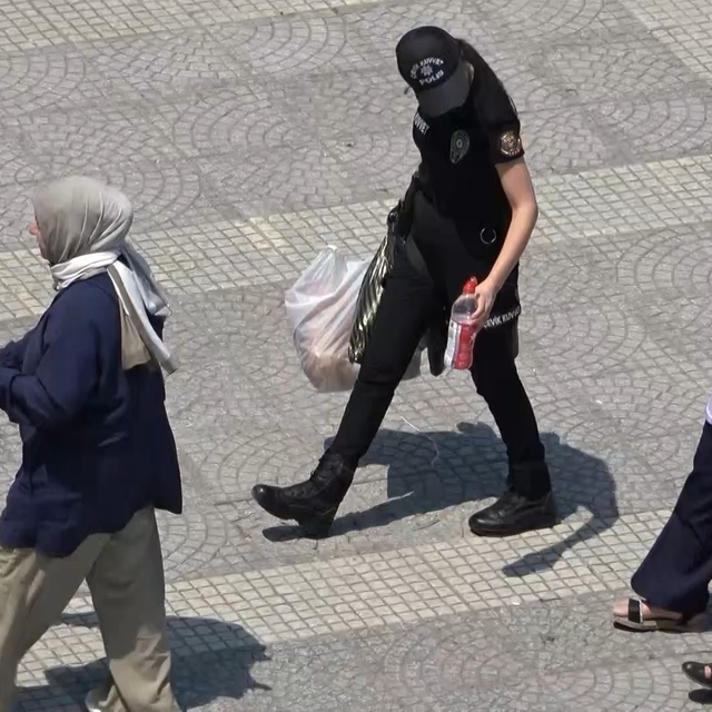 Samsun'da sıcaktan bayılan kadının yardımına vatandaşlar ve polisler koştu