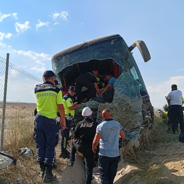 Aksaray'da otobüs yoldan çıktı; yaralılar var (1)