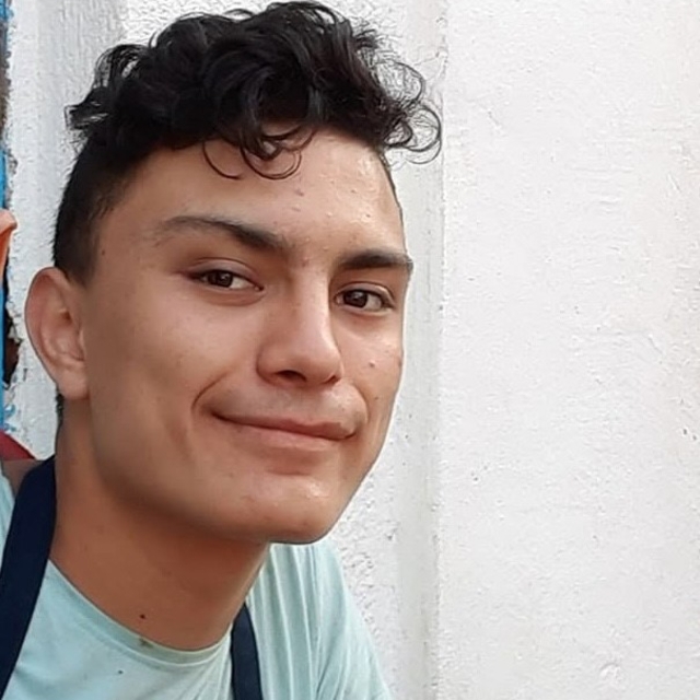 Ayvalık'ta denizde kaybolan genci arama çalışmaları aralıksız sürüyor