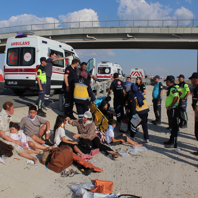 Aksaray'da otobüs yoldan çıktı; 40 yaralı- Yeniden