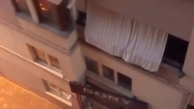 Balkon filesine takılan çocuğu itfaiye kurtardı