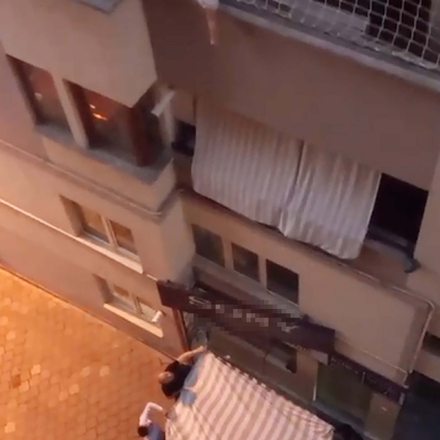 Balkon filesine takılan çocuğu itfaiye kurtardı