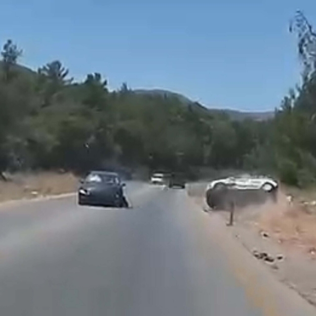 İki otomobilin çarpışması kamerada; 2 yaralı