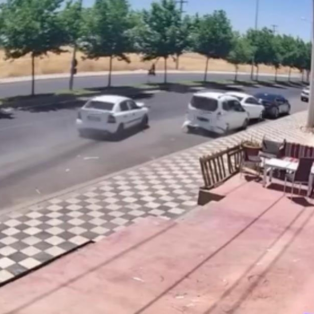 Araçların sırayla çarpıştığı kaza kamerada