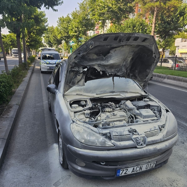 Batman'da araç yangını vatandaşların müdahalesiyle söndürüldü